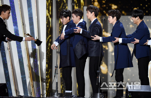 Gambar Foto Aksi BTOB Saat Terima Piala Bonsang