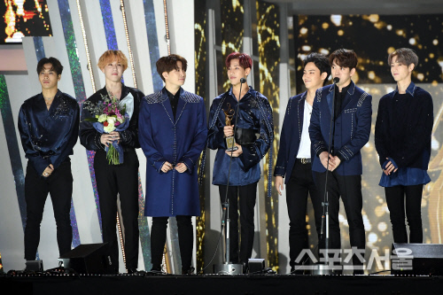 Gambar Foto GOT7 Raih Piala Bonsang