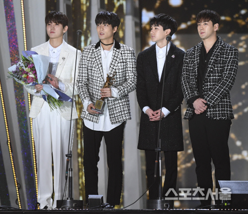 Gambar Foto NU'EST W Raih Piala Bonsang