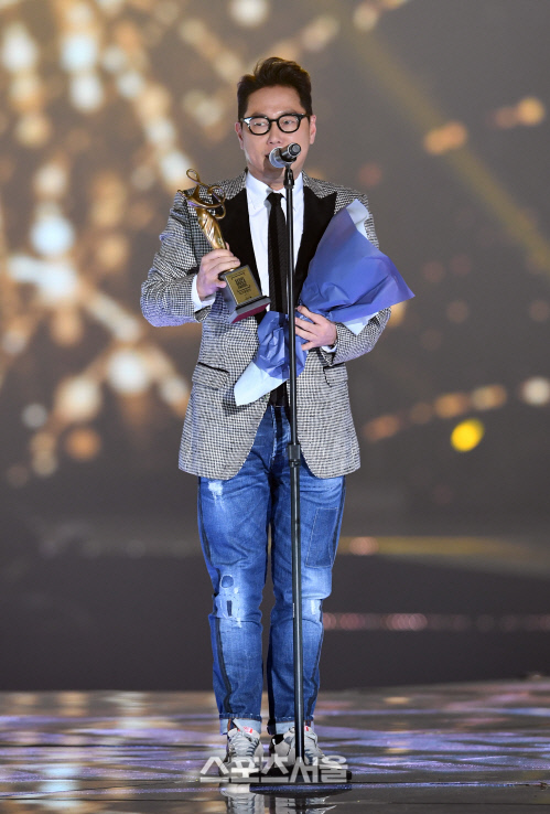 Gambar Foto Yoon Jong Shin Raih Piala Record of the Year (Digital)
