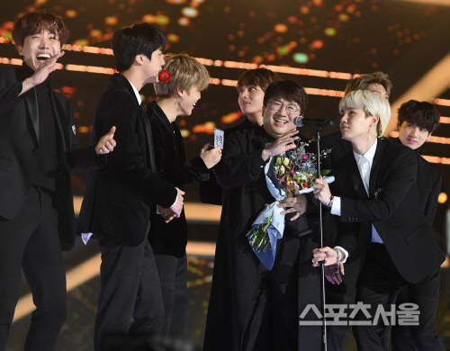 Gambar Foto BTS Beri Selamat Bang Si Hyuk Raih Piala Producer Award