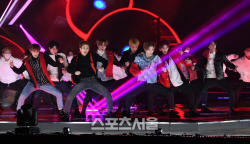 Foto NCT 127 Nyanyikan Lagu 'Limitless' dan 'Cherry Bomb'