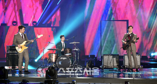 Gambar Foto Band iamnot Nyanyikan Lagu 'RBTY'