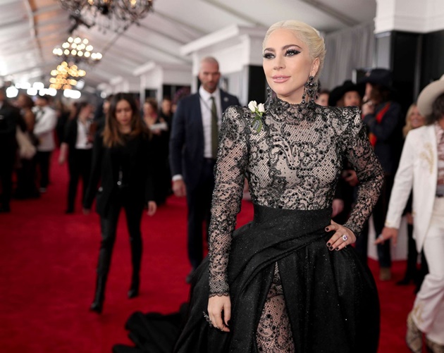 Gambar Foto Selain kostum, gaya rambut Lady GaGa juga menjadi sorotan di kamera.