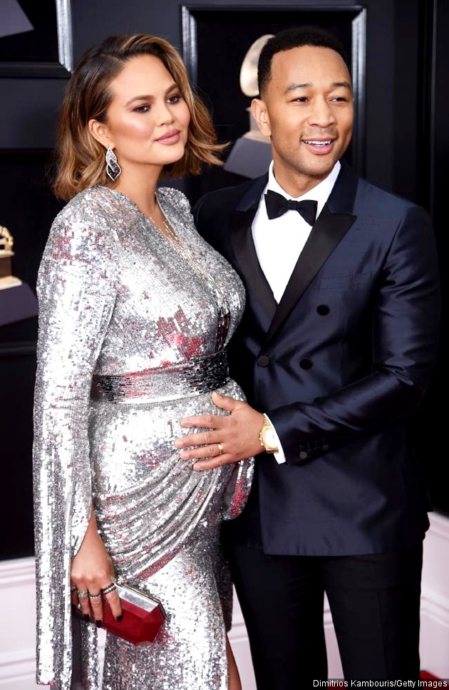 Gambar Foto Chrissy Teigen dan John Legend tampil kompak dan serasi di atas red carpet.