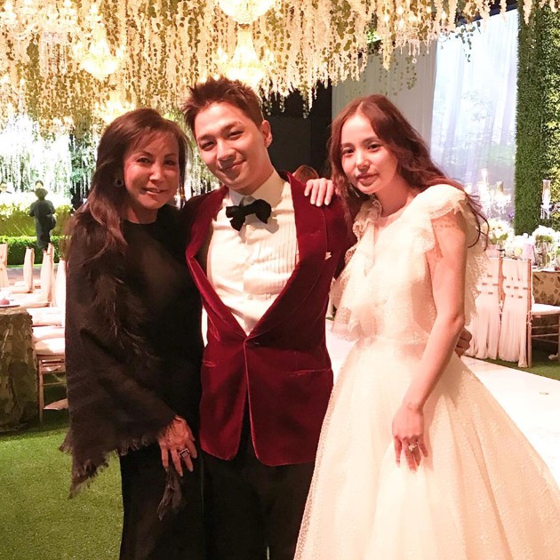 Gambar Foto Di pesta pernikahan, Taeyang tampan dengan setelan jas dan dasi kupu-kupu sementara Min Hyo Rin pakai gaun berwarna putih