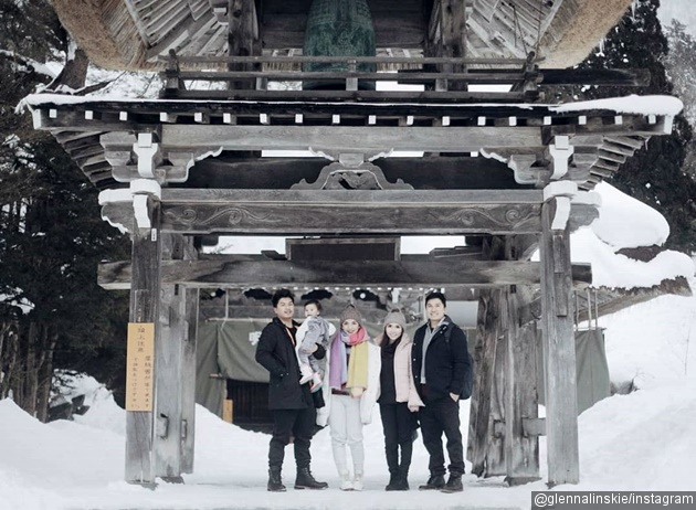 Gambar Foto Sedang berada di Shirakawa, Glenn dan keluarganya mampir ke Myozen-ji Temple yang terkenal.