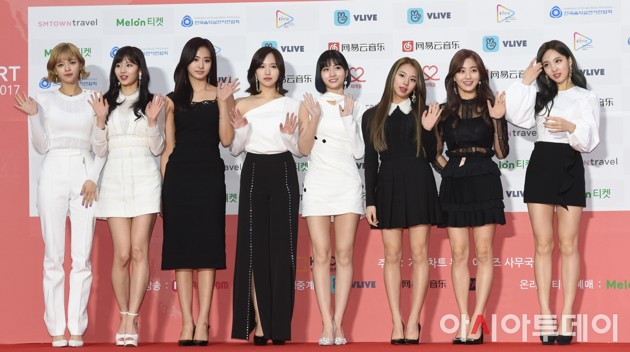 Gambar Foto Twice di Red Carpet Gaon Chart Music Awards 2018