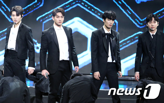 Gambar Foto NU'EST W Saat Nyanyikan 'Look' dan 'Where You At' di Gaon Chart Music Awards 2018