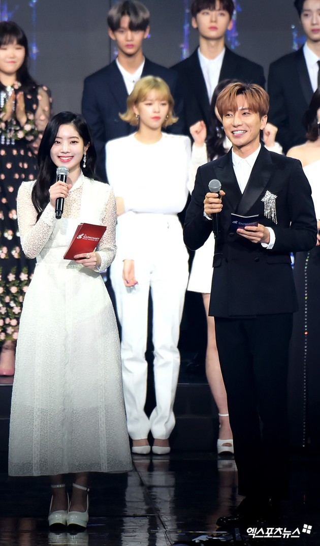Gambar Foto Dahyun Twice dan Leeteuk SuJu Jadi MC di Gaon Chart Music Awards 2018