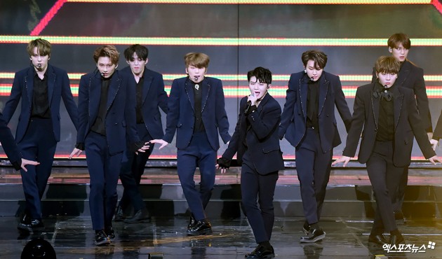 Gambar Foto Seventeen Tampil Memukau Nyanyikan Lagu 'Crazy Love' , 'Don't Wanna Cry' dan 'Thanks' di Gaon Chart Music Awards 2018