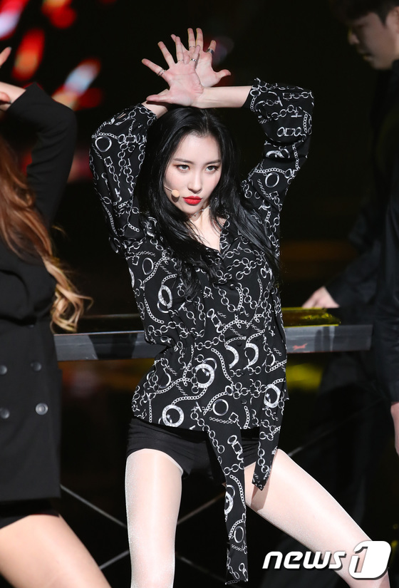 Gambar Foto Sunmi Saat Bawakan Lagu Andalan 'Gasina'