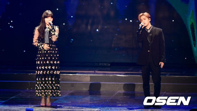 Gambar Foto Kolabirasi Lee Soo Hyun AkMu dan Jinhwan iKON di Gaon Chart Music Awards 2018