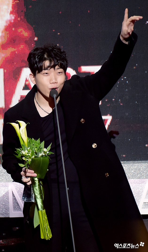 Gambar Foto Changmo Raih Piala Hip-hop Discovery of the Year Award