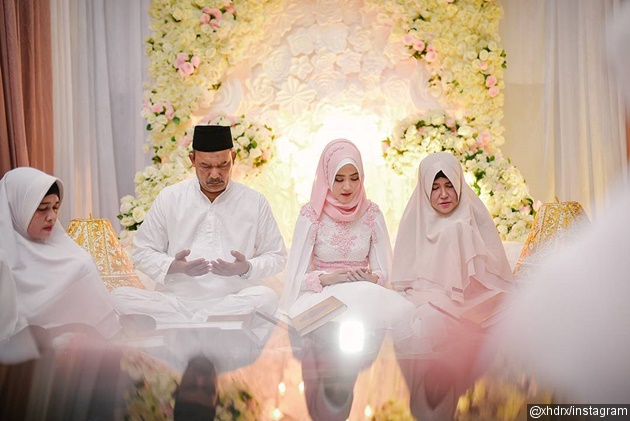 Gambar Foto Ditemani kedua ortunya, Lisya tampak khusyuk membaca doa.