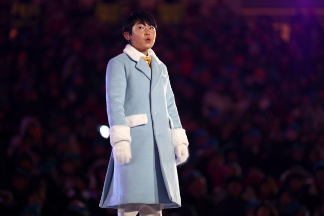 Gambar Foto Penyanyi cilik Oh Yeon Joon juga tampil menyanyikan lagu Olimpiade.
