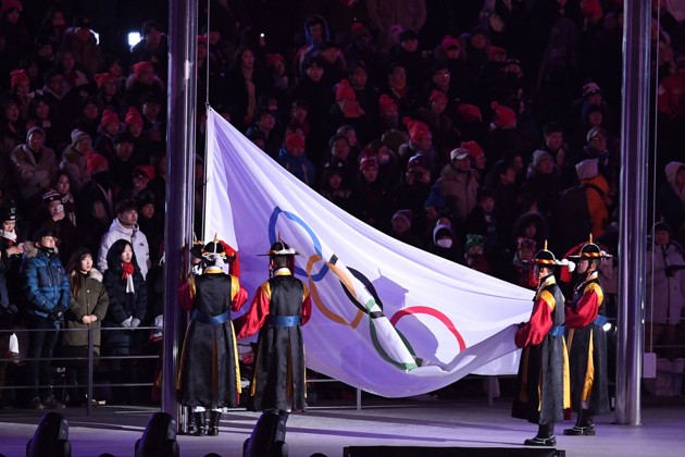 Gambar Foto Prosesi penurunan bendera Olimpiade tampak begitu khidmat.
