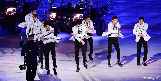 Gambar Foto EXO terlihat begitu keren membawakan lagu 'Growl' di penutupan Olimpiade Musim Dingin Pyeongchang 2018.