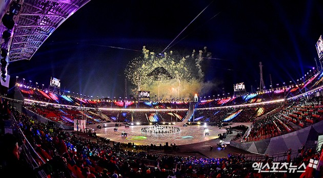Gambar Foto Penampilan EXO di penutupan Olimpiade Musim Dingin Pyeongchang 2018 diiringi dengan pesta kembang api.