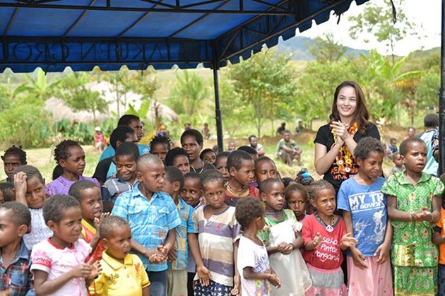 Gambar Foto Bersama tim relawan, Chelsea meresmikan Honai Belajar Anak yang tak lain adalah sekolah untuk anak-anak di Sapalek.