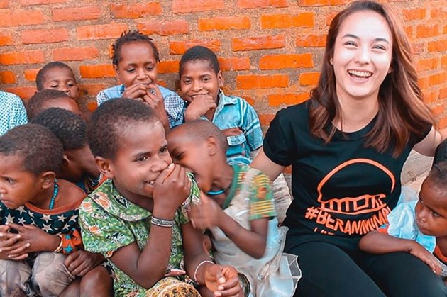 Gambar Foto Chelsea dan tim relawan memang mengemban misi untuk meningkatkan semangat belajar para anak-anak di Wamena, Papua.