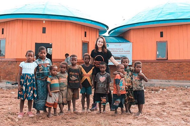 Gambar Foto Tak lupa, Chelsea Islan mengabadikan momen kebersamaannya dengan anak-anak Sapalek di depan Honai Belajar Anak.