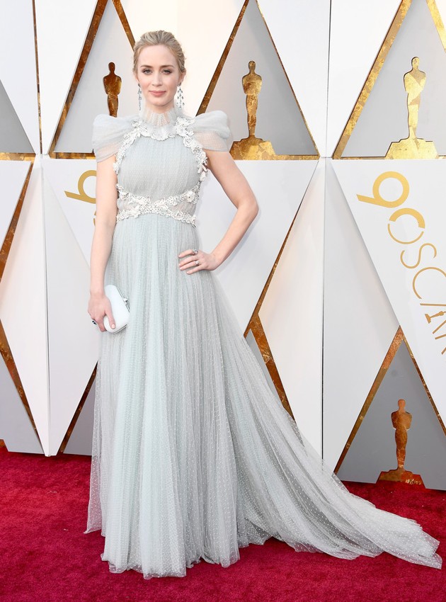 Gambar Foto Emily Blunt di Red Carpet Oscar 2018