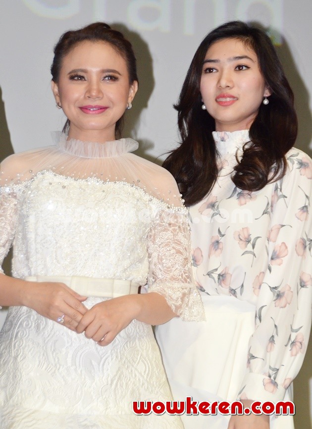 Gambar Foto Rossa dan Isyana Sarasvati di Acara Brand Ambassador Oriflame Grand Launch