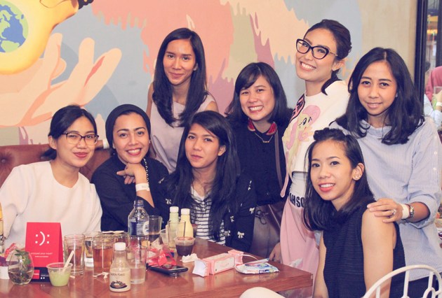 Gambar Foto Ingin berbaur dengan tamu, Ayu Dewi pun menyempatkan diri untuk menyapa para tamu di meja masing-masing lalu berfoto.