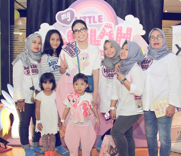 Gambar Foto Nah kalau ini adalah potret pegawai dan asisten Ayu Dewi di pesta ulang tahun Aqilah. Kompak banget yah.