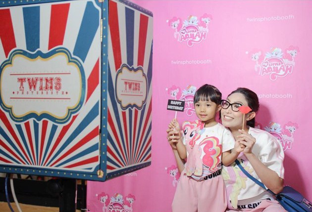 Gambar Foto Yang terakhir, ini adalah momen kebersamaan Ayu Dewi dan Aqilah di tengah pesta. Wah, selamat ulang tahun yang ke-5 Aqilah.
