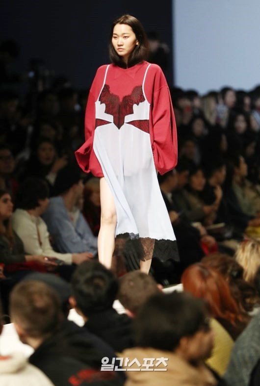 Gambar Foto Model Senior Jang Yoon Ju turut menjadi model di salah satu runaway Seoul Fashion Week 2018.