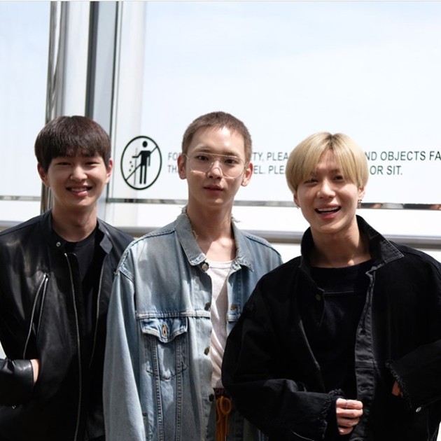 Gambar Foto Onew dan Taemin senyum manis, Key tampil swag dengan gaya rambut baru saat berpose di Burj Khalifa