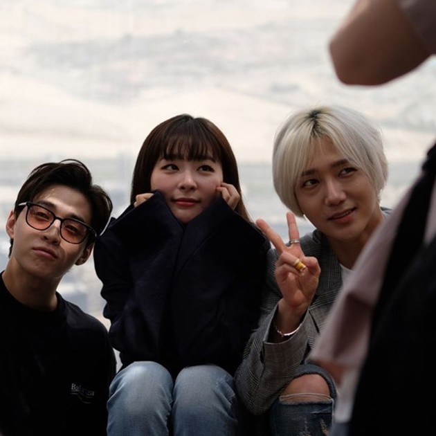 Gambar Foto Henry, Seulgi dan Yesung tak mau ketinggalan foto diatas ketinggian gedung Burj Khalifa