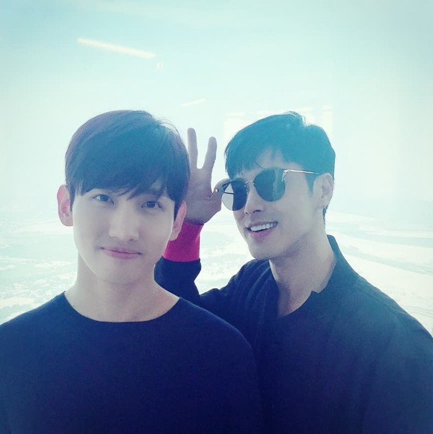 Gambar Foto Yunho tampil kece dengan kacamata, Changmin senyum manis foto di gedung Burj Khalifa