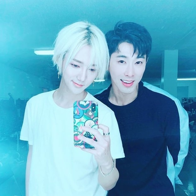 Foto Yesung yang suka dengan selfie pun memamerkan fotonya bersama Yunho TVXQ