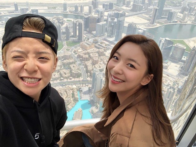 Gambar Foto Kedua member f(x) Amber dan Luna kompak berpose memperlihatkan kota Dubai dari atas Burj Khalifa