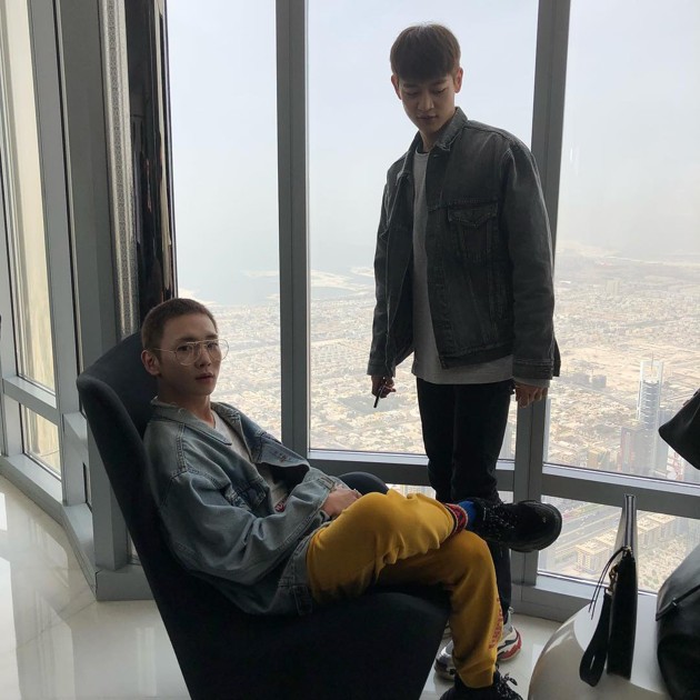 Gambar Foto Minho dan Key santai berpose di gedung Burj Khalifa