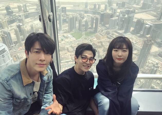 Gambar Foto Donghae, Henry, dan Seulgi tampak seumuran ya saat berpose di puncak gedung Burj Khalifa