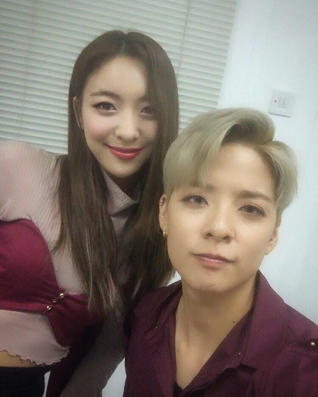 Gambar Foto Luna dan Amber f(x) Berfoto di Belakang Panggung SMTOWN