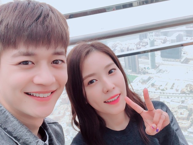 Gambar Foto Minho SHINee dan BoA Berfoto Bersama di Burj Khalifa