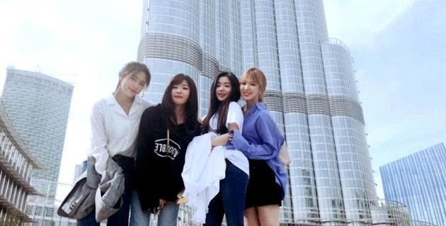 Foto Berlatar belakang Burj Khalifa, Red Velvet pose bersama tanpa Joy