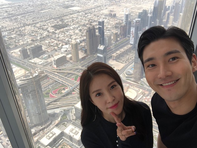 Gambar Foto BoA dan Siwon tak mau ketinggalan foto di puncak gedung Burj Khalifa