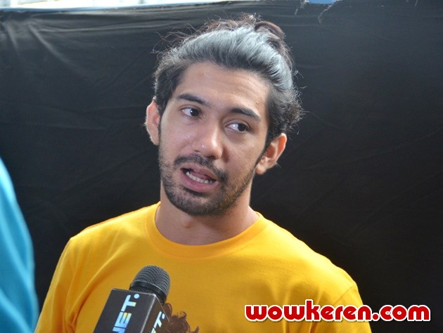 Gambar Foto Reza Rahadian di Launching Poster Raksasa Film 'Benyamin: Biang Kerok'