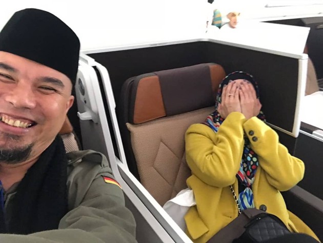 Gambar Foto Bulan April dimanfaatkan oleh sejumlah selebriti untuk liburan ke luar negeri, termasuk Ahmad Dhani dan Mulan Jameela.