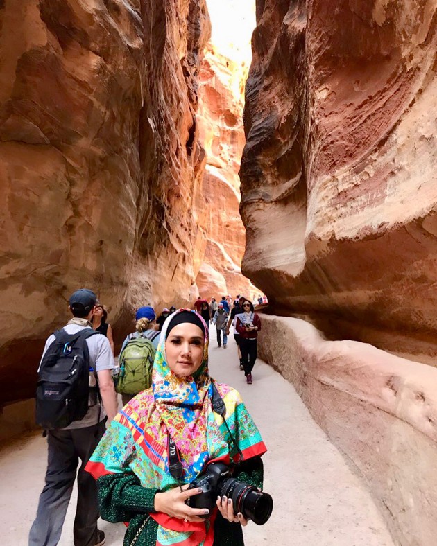 Gambar Foto Mulan tak lupa mengabadikan momen saat dirinya mengunjungi situs arkeolog yang dibangun sekitar tahun 312 Sebelum Masehi tersebut.