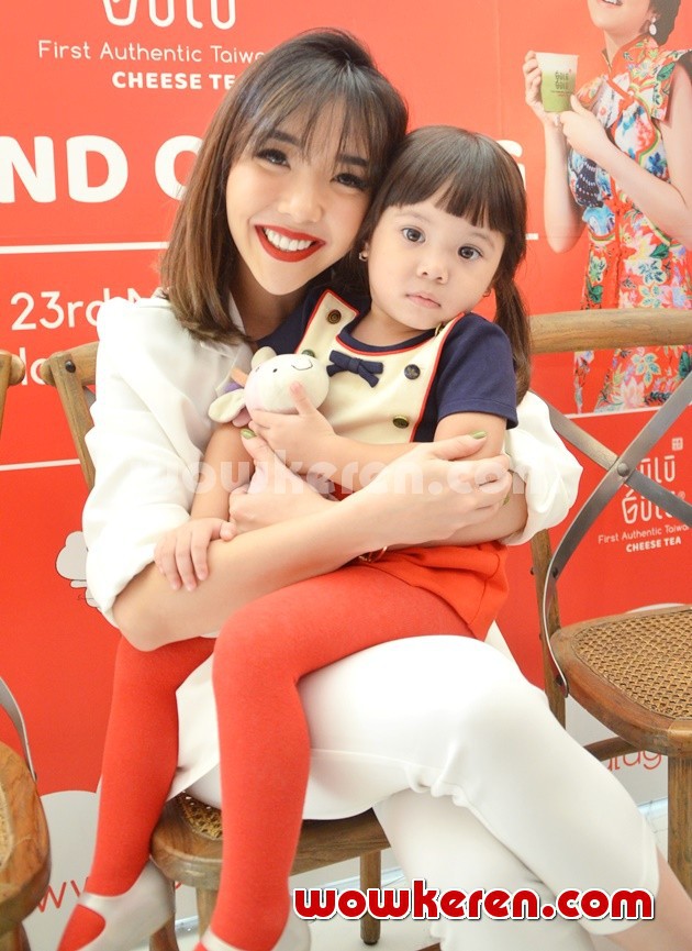 Gambar Foto Gisella Anastasia dan Gempita di Grand Opening Outlet Gulu Gulu