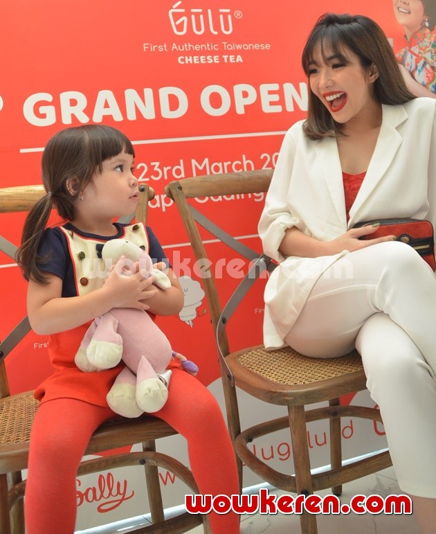 Gambar Foto Gisella Anastasia dan Gempita di Grand Opening Outlet Gulu Gulu