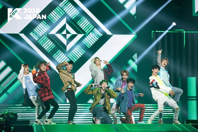 Gambar Foto Stray Kids Tampil di KCON Jepang 2018
