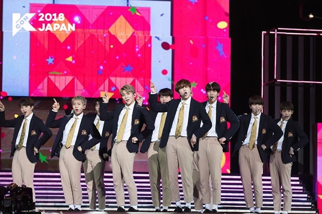 Gambar Foto Golden Child Tampil di KCON Jepang 2018